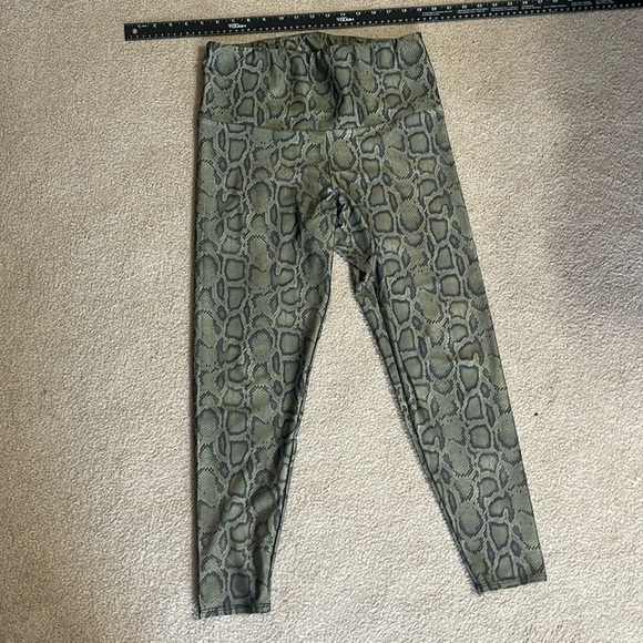 Onzie sz large leggings green and black snake print - Picture 1 of 5
